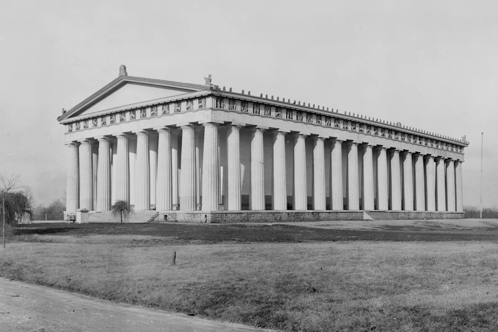 Black and white 1909 photograph of the Parthenon replica standing in Centennial Park, Nashville